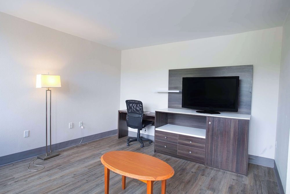 Suite, 1 King Bed, Non Smoking, Jetted Tub - Photo 5
