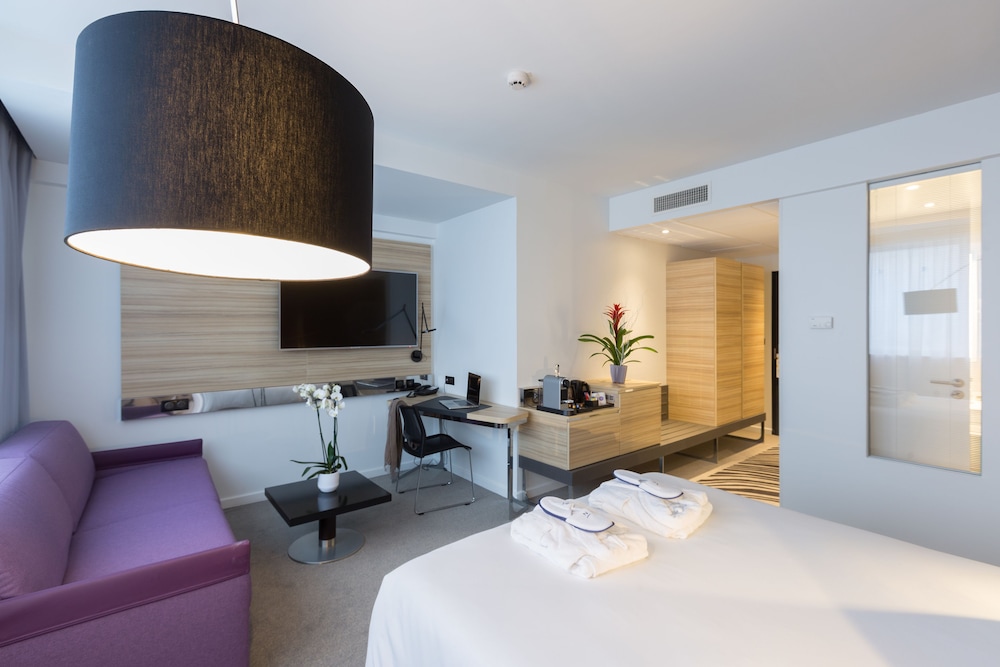 Executive Room, 1 Double Bed with Sofa bed - Photo 2