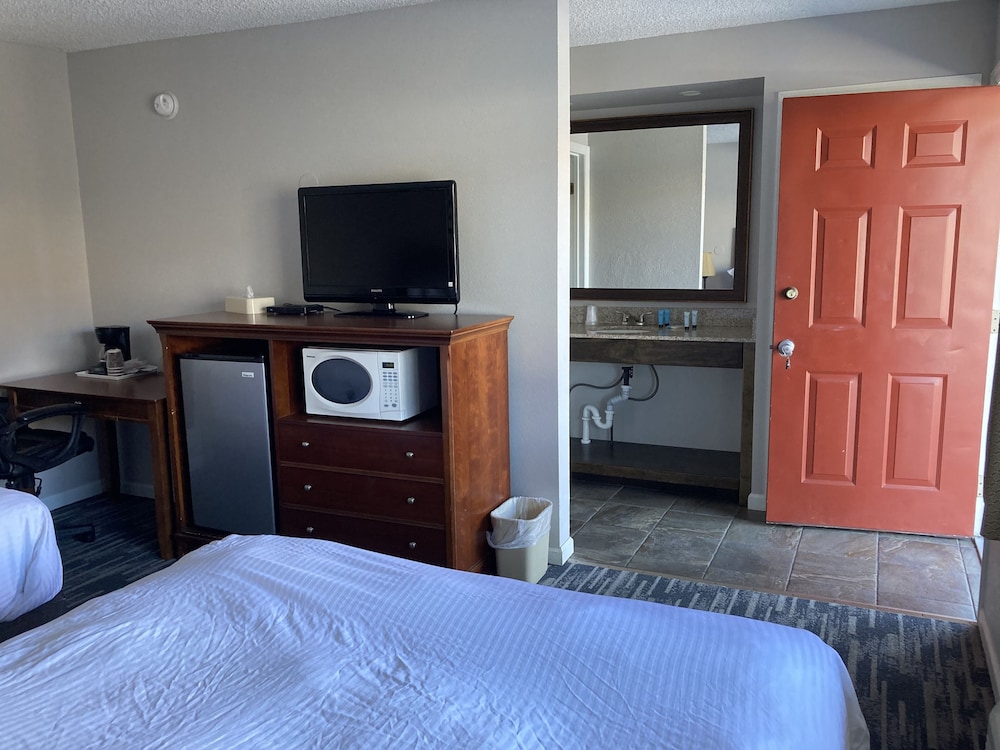 2 Queen Beds, Pool Building - Photo 2