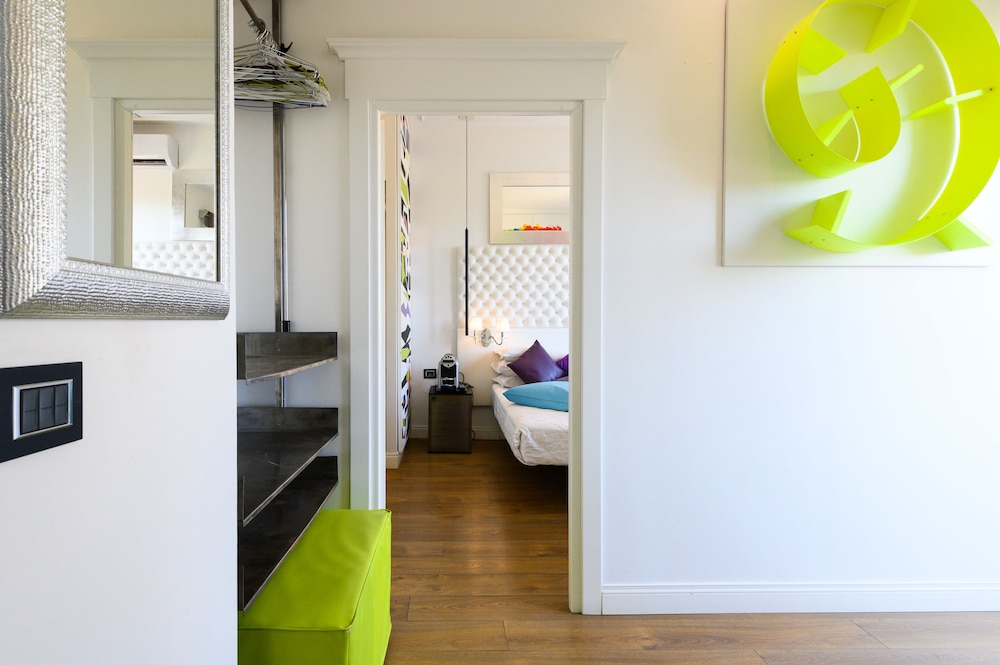 Junior Suite, 1 King Bed, Balcony, City View photo 3