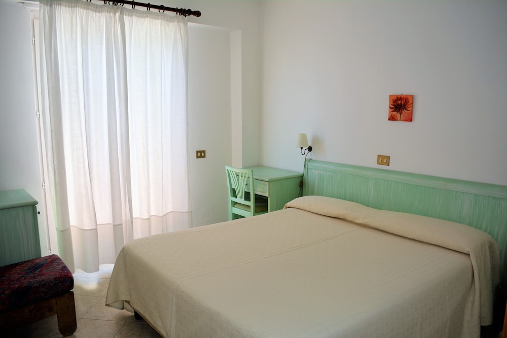 Classic Double Room, Balcony, Partial Ocean View photo 3
