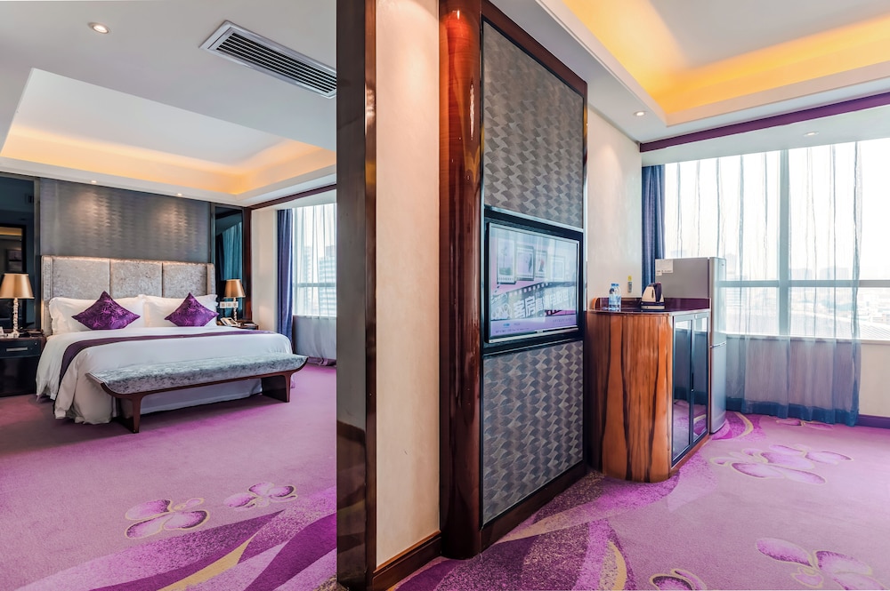 Business Suite, 1 King Bed photo 1