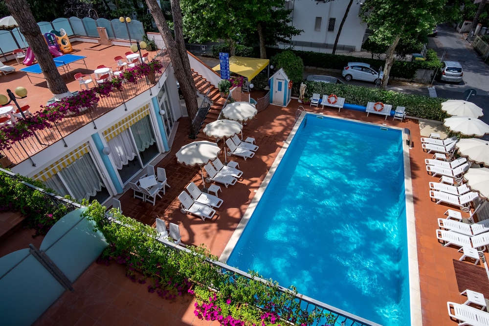 Comfort Quadruple Room, Pool View photo 2