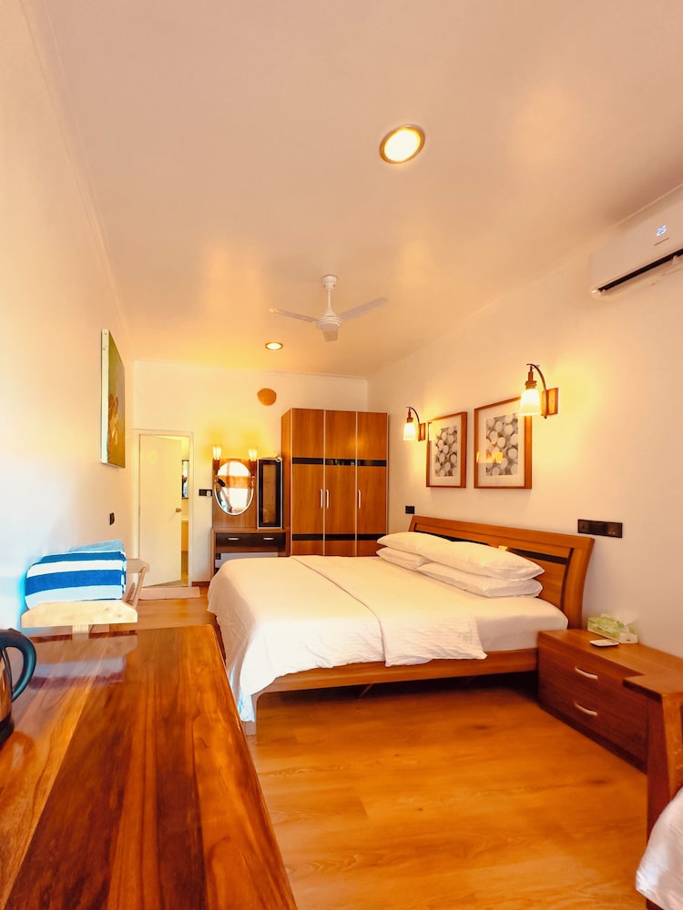 Deluxe Room, 1 King Bed - Photo 7