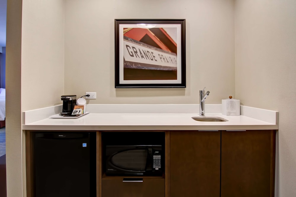 Studio, 1 King Bed, Non Smoking, Refrigerator & Microwave (Wetbar) photo 2