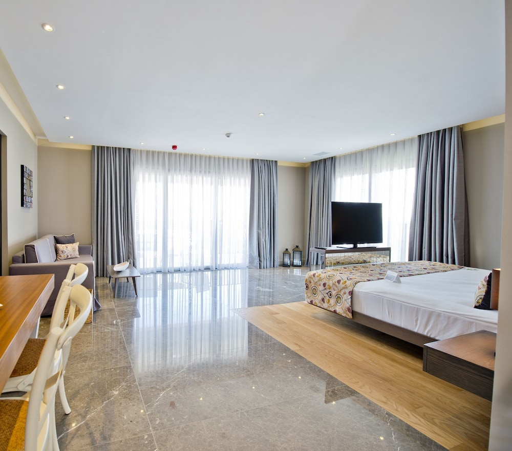 Premium Suite, 1 King Bed, Non Smoking - Photo 2