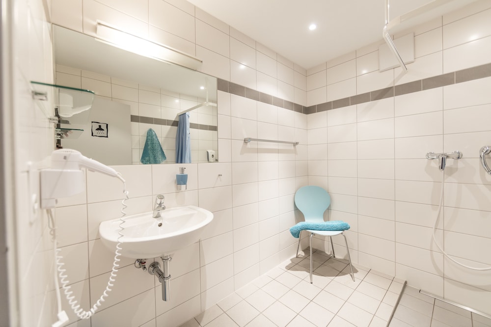 Twin Room, 2 Twin Beds, Shared Bathroom photo 3
