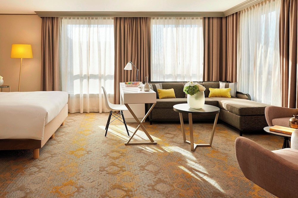 Junior Suite, 1 King Bed with Sofa bed - Photo 4