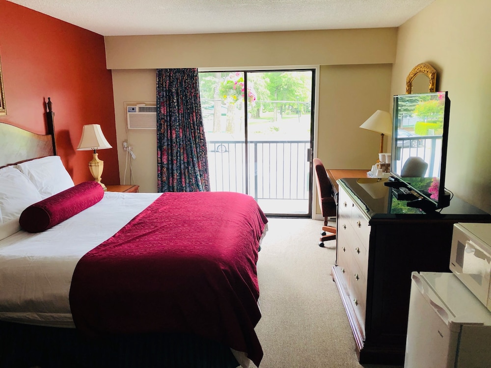 Standard Room, 1 King Bed, Kitchenette photo 3
