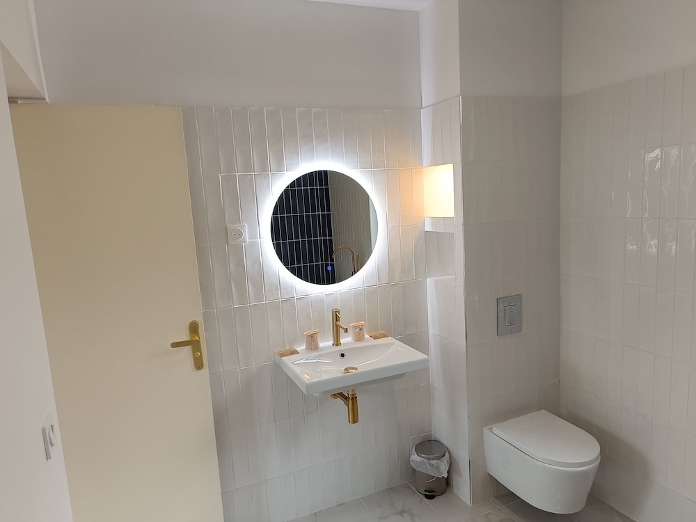 Deluxe Suite, 1 Queen Bed, Bathtub photo 3