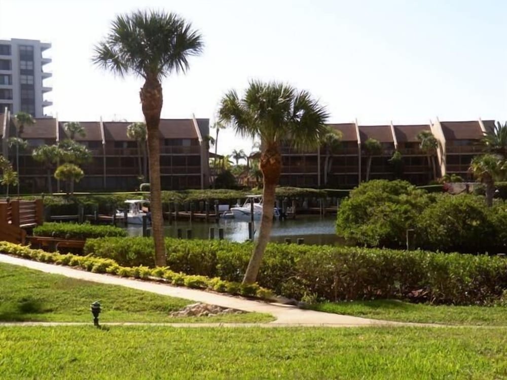 Comfort Condo, 2 Bedrooms, Pool View photo 3