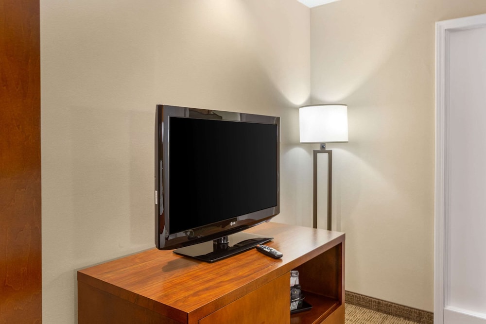 Business Suite, 2 Double Beds with Sofa Sleeper - Photo 1