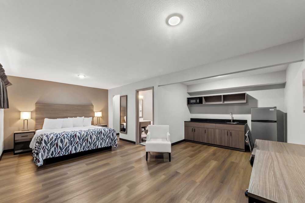 Superior Room, 1 King Bed, Non Smoking, Kitchenette - Photo 1
