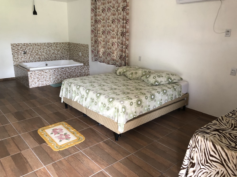 Deluxe Chalet, 1 Queen Bed, Jetted Tub, Courtyard View photo 1