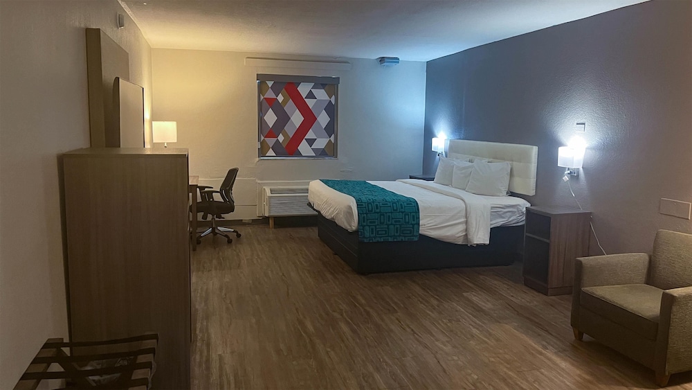 Deluxe Room, 1 King Bed, Non Smoking photo 3