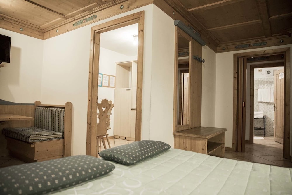 Superior Apartment, 2 Bedrooms, Kitchen, Mountain View