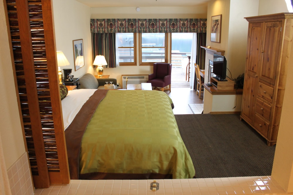 Deluxe Suite, 1 King Bed with Sofa bed, Jetted Tub, Lake View - Photo 6