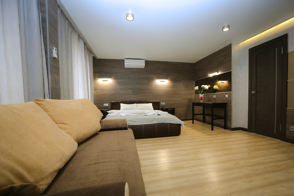 Deluxe Suite, 1 King Bed, Refrigerator & Microwave photo 2