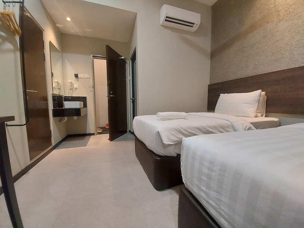 Twin Room, 2 Bedrooms, Connecting Rooms, Ground Floor photo 2