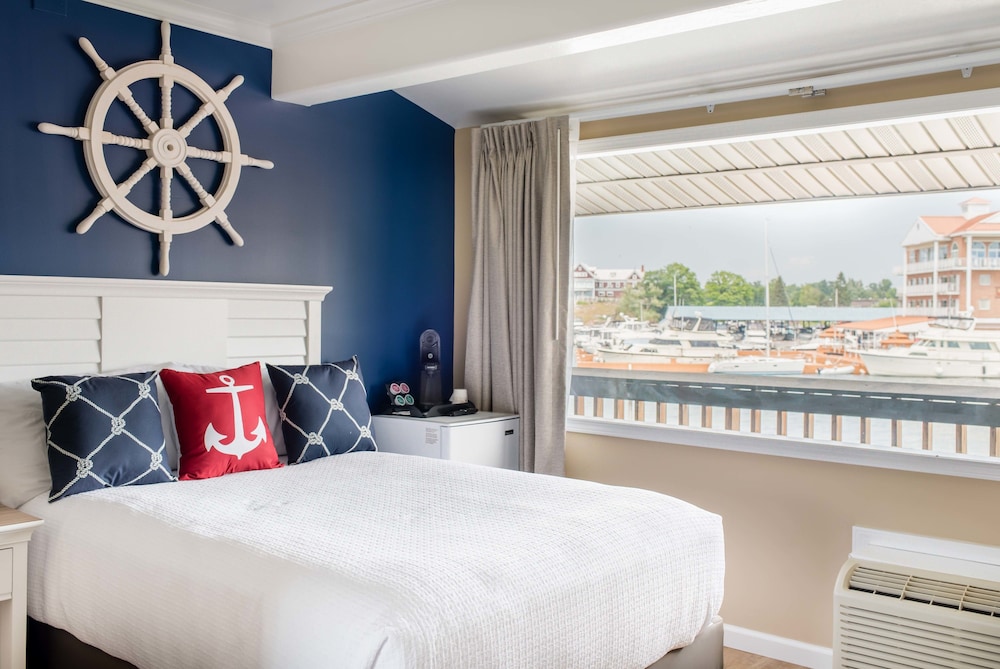 Full Bed Riverview in Lower Harbor, No Balcony, Small Room photo 1