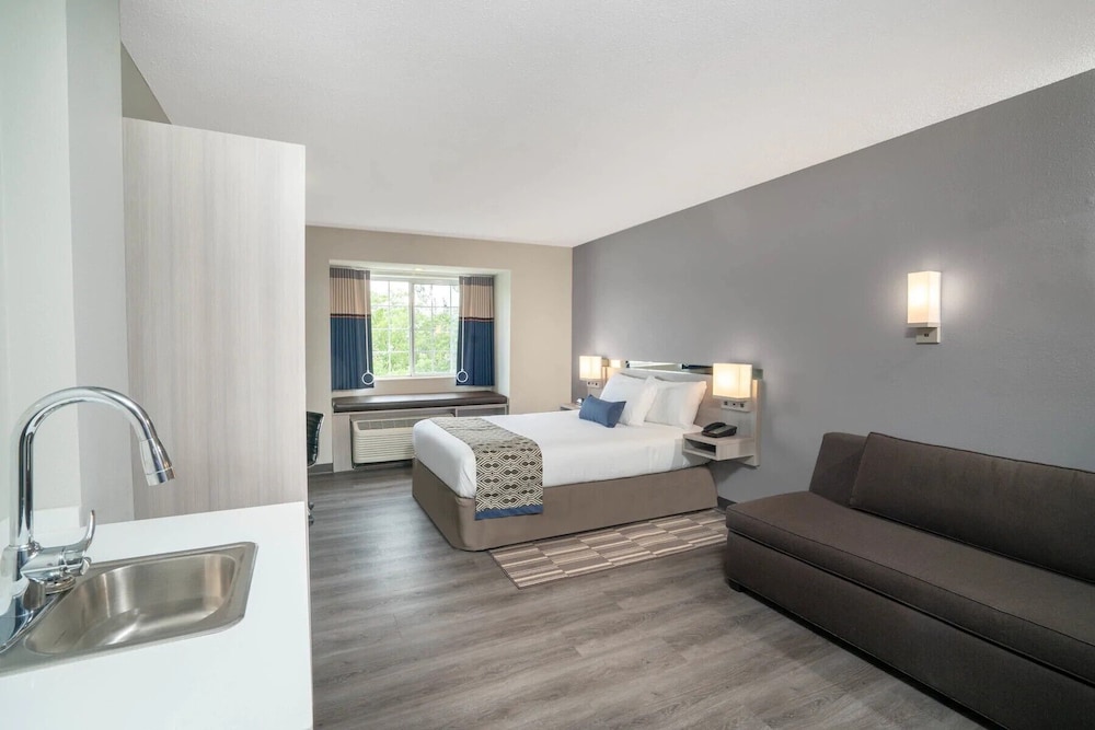 Room, 1 Queen Bed, Accessible, Non Smoking (Sitting Area) photo 2