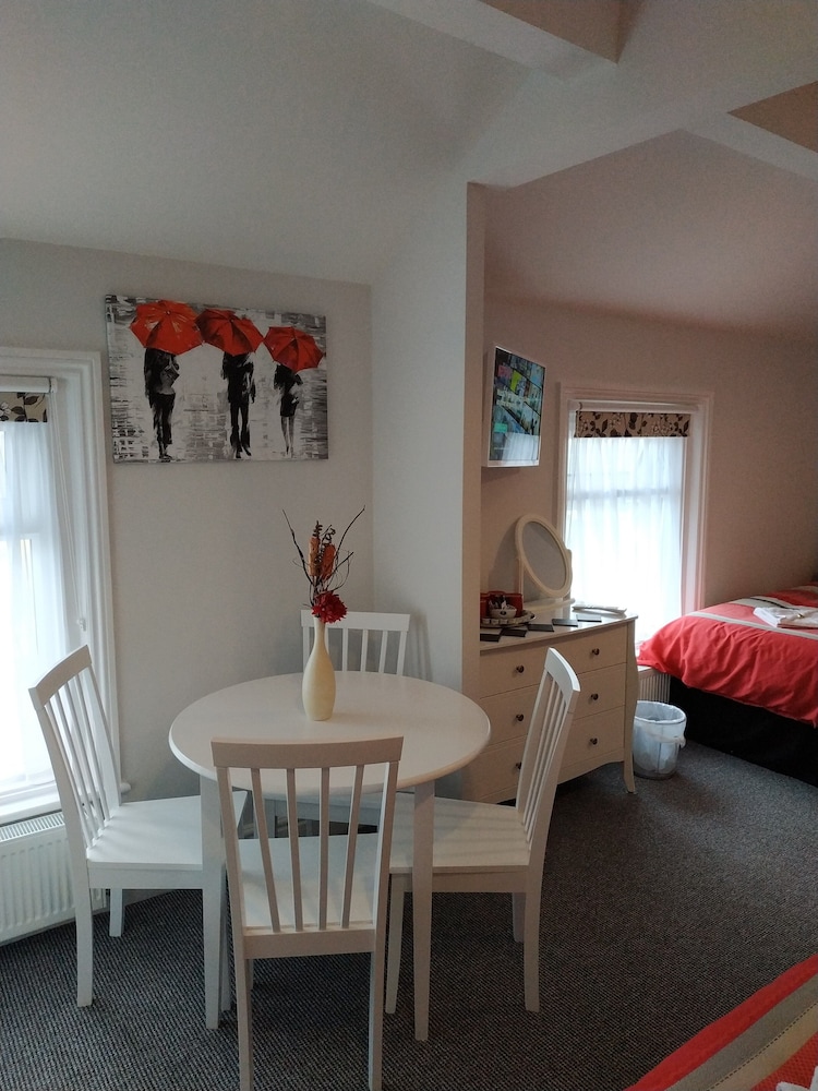 Family Studio Suite (2 Double Beds and 1 Single Bed) photo 3