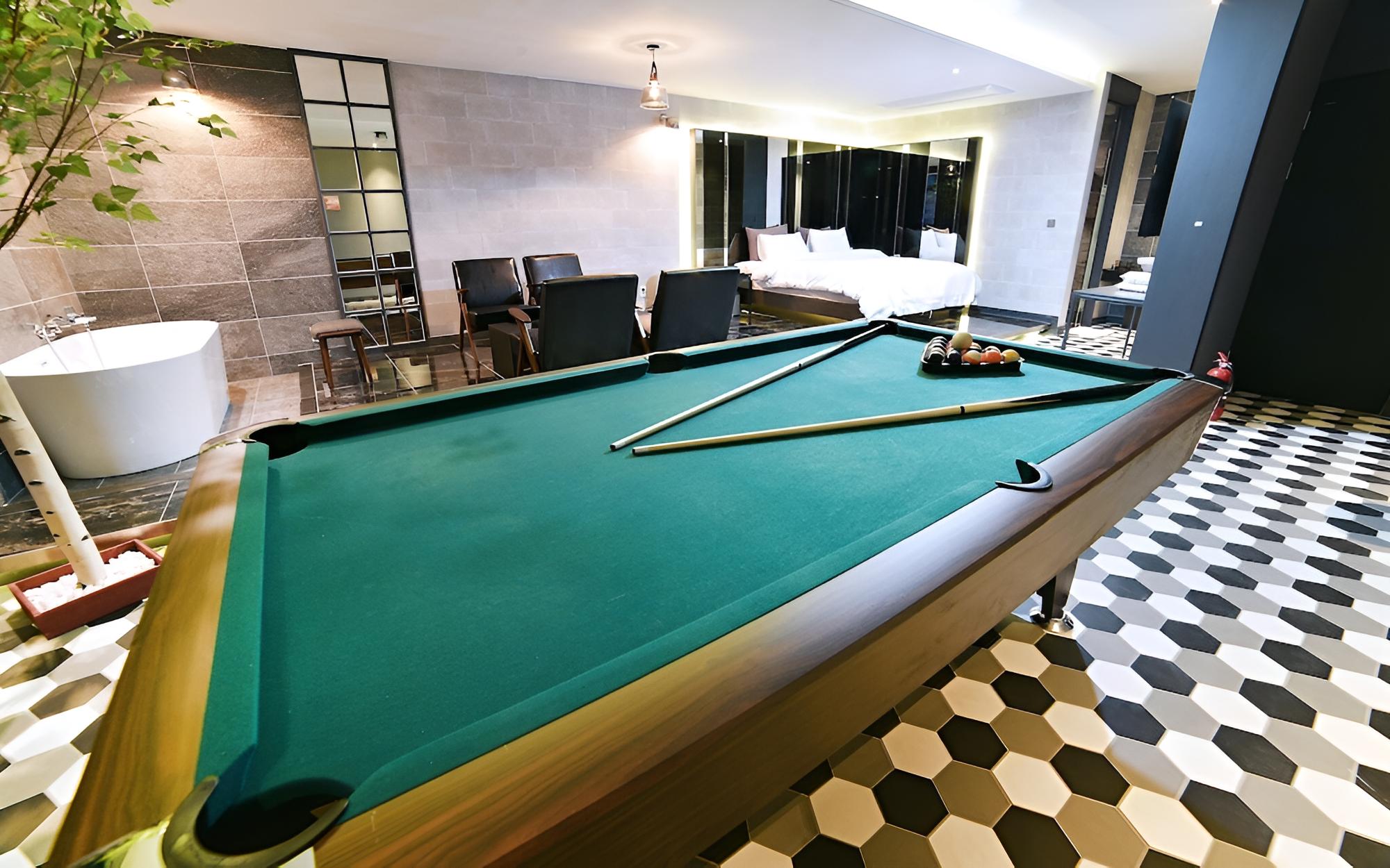 Room (Suite (Party billiard room styler equ) - Photo 7
