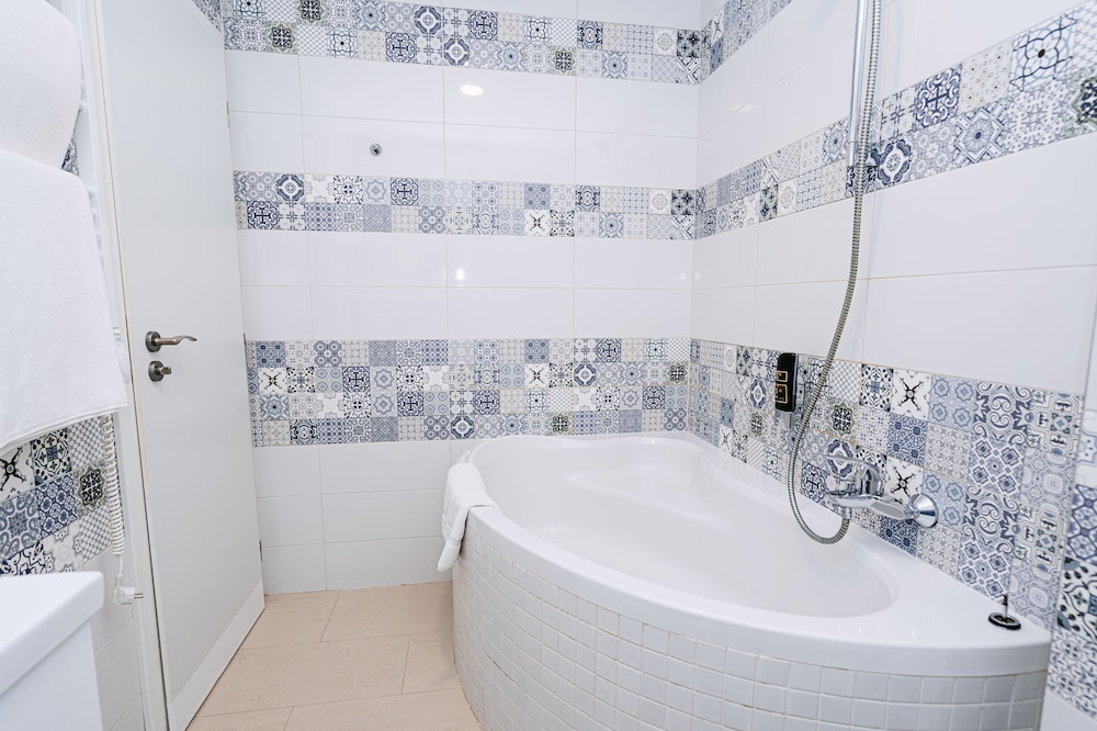 Standard Triple Room thumbnail 6
