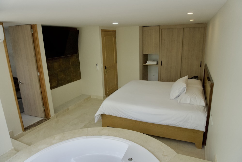 Deluxe Room, Jetted Tub - Photo 7