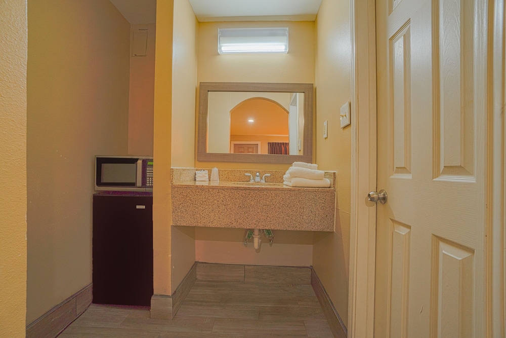 Room, 1 King Bed, Mobility Accessible, Non Smoking (Mobility, Roll-In Shower) - Photo 8