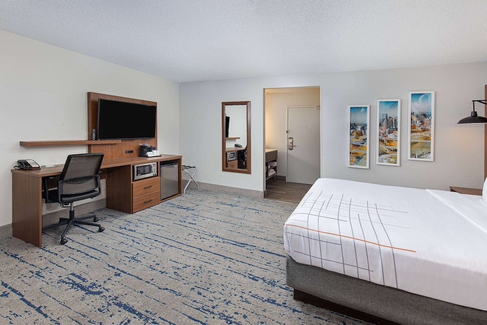 Room, 1 King Bed, Non Smoking - Photo 9