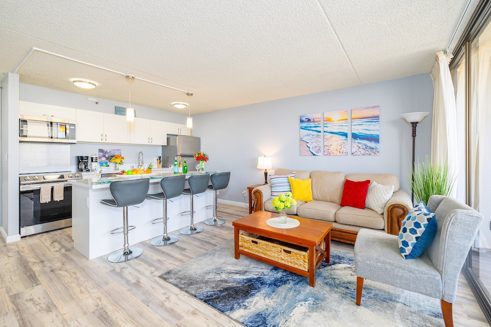 Diamond Head and Ocean views with King Bed and Parking: Condo, 1 Bedroom, Balcony, Ocean View (0023) photo