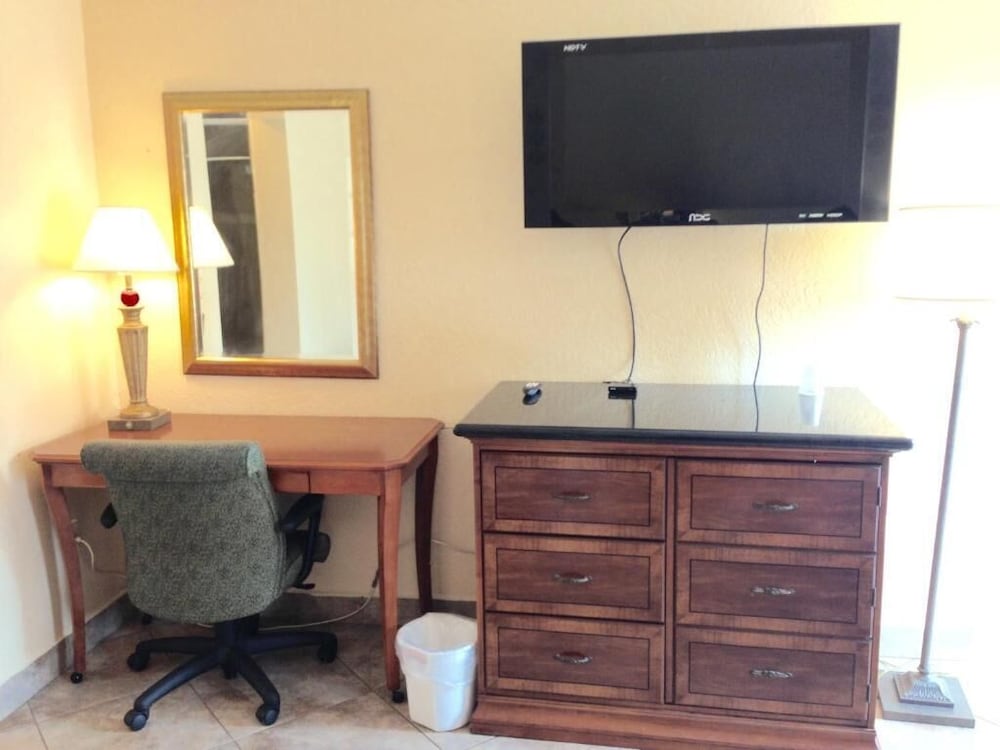 Economy Single Room, 1 King Bed