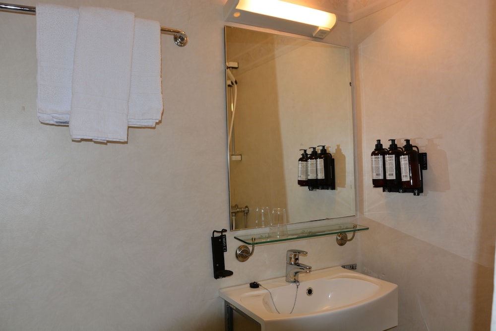Single Room (Property only reachable by train) photo 2