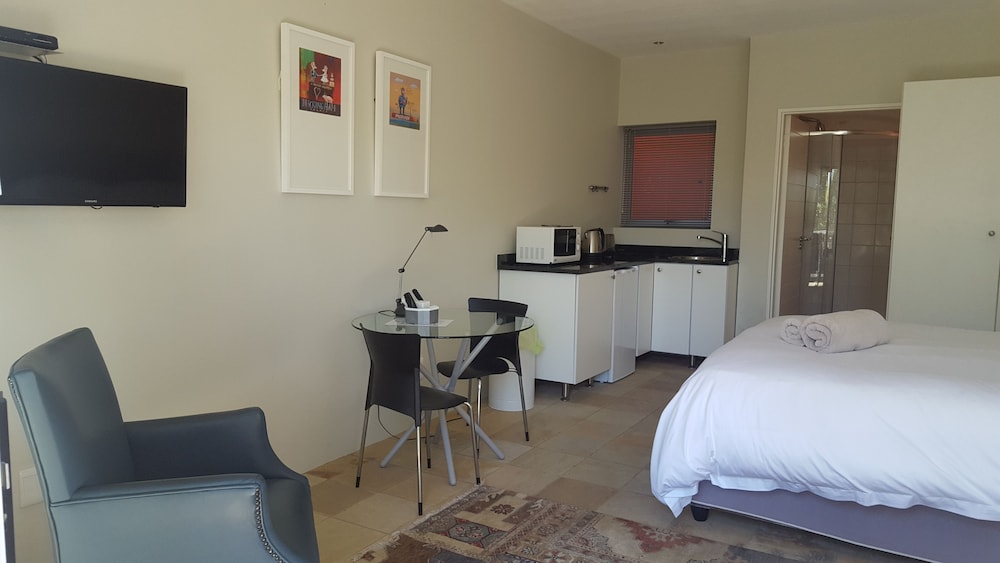 Exclusive Studio, 1 Queen Bed, Non Smoking, Garden View photo 1