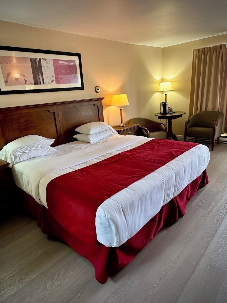 Larger Room with King Bed, Lake View photo 1