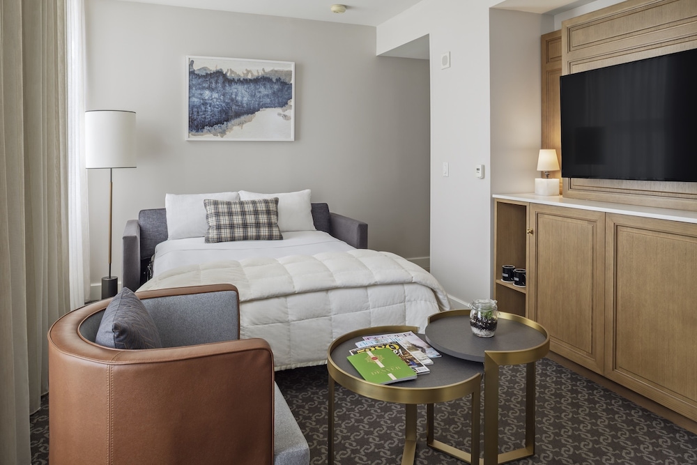 One Bedroom Suite, 1 King Bed - Photo 5
