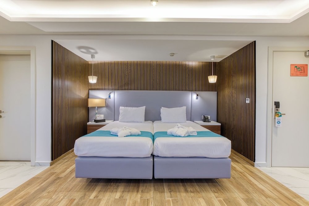 Luxury Suite - Photo 5