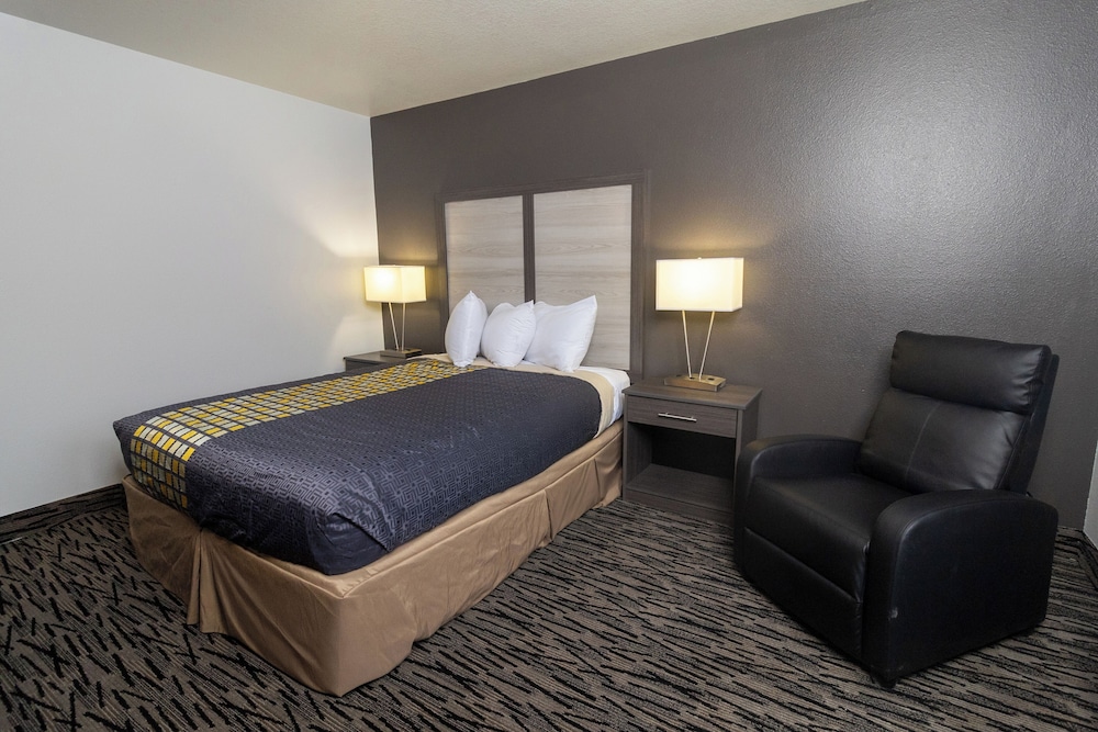 Standard Room, 1 Queen Bed, Non Smoking - Photo 2
