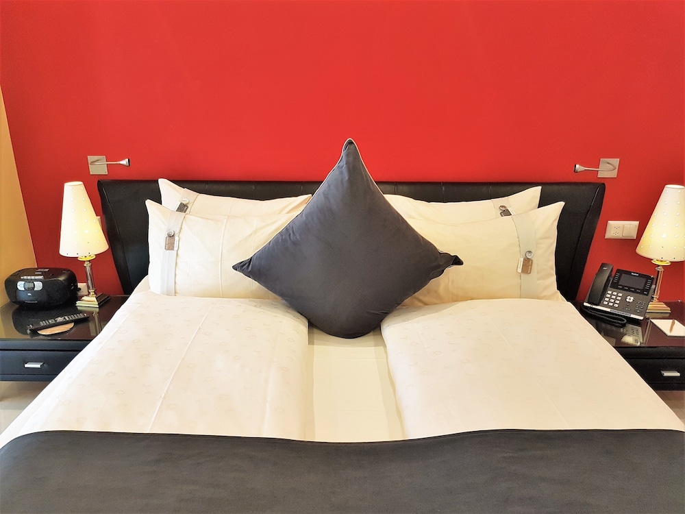 Exclusive Suite, 1 King Bed with Sofa bed, Kitchenette - Photo 5