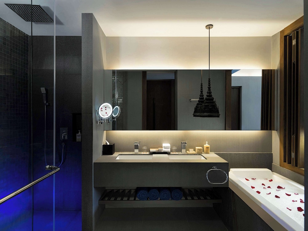 Deluxe Family Room, 1 King Bed & 1 Queen Bed - Photo 8