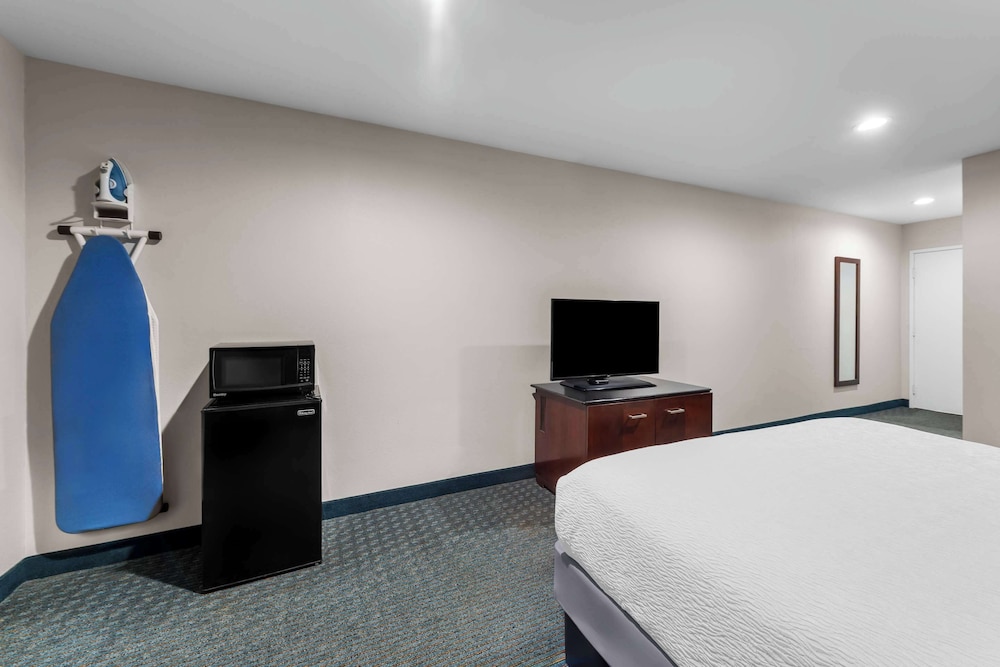 Standard Room, 1 King Bed, Non Smoking photo 2