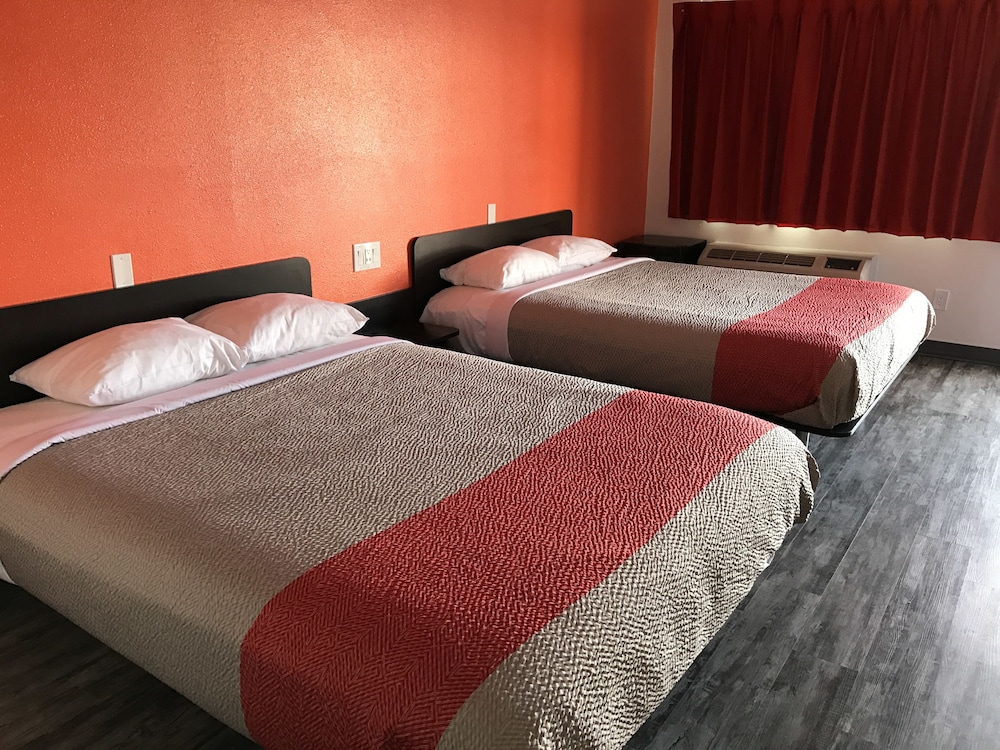 Deluxe Room, 2 Queen Beds, Non Smoking, Refrigerator & Microwave photo 3
