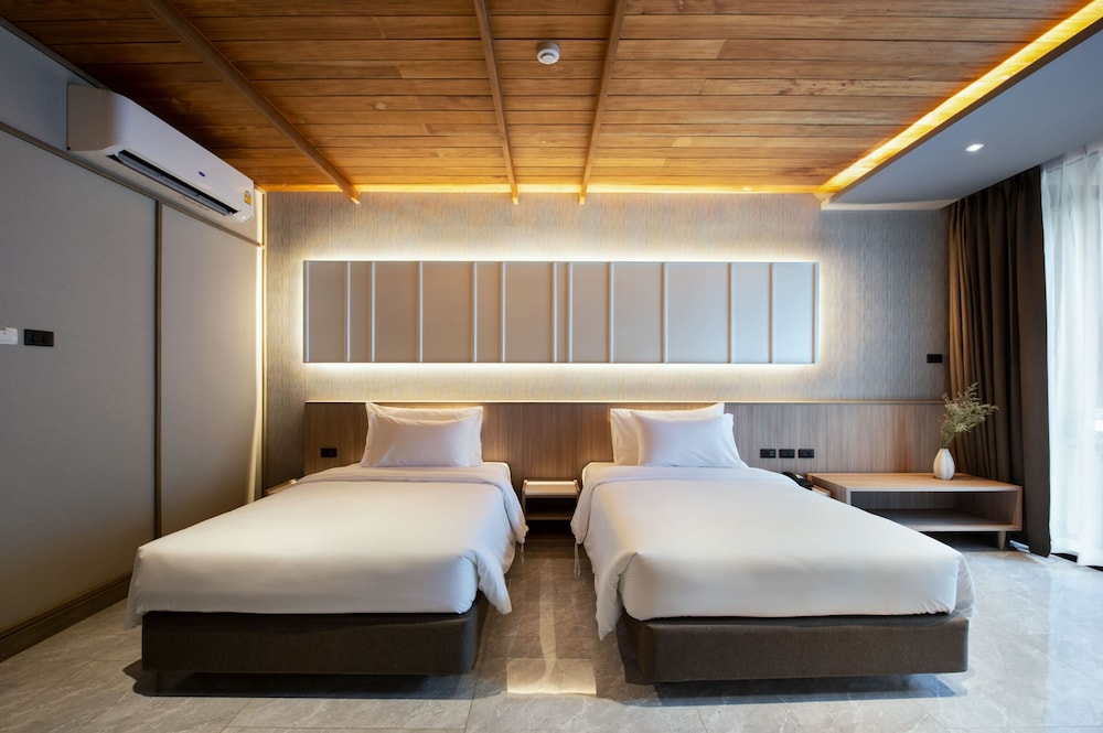 Superior Room, 1 Bedroom, Pool View - Photo 6