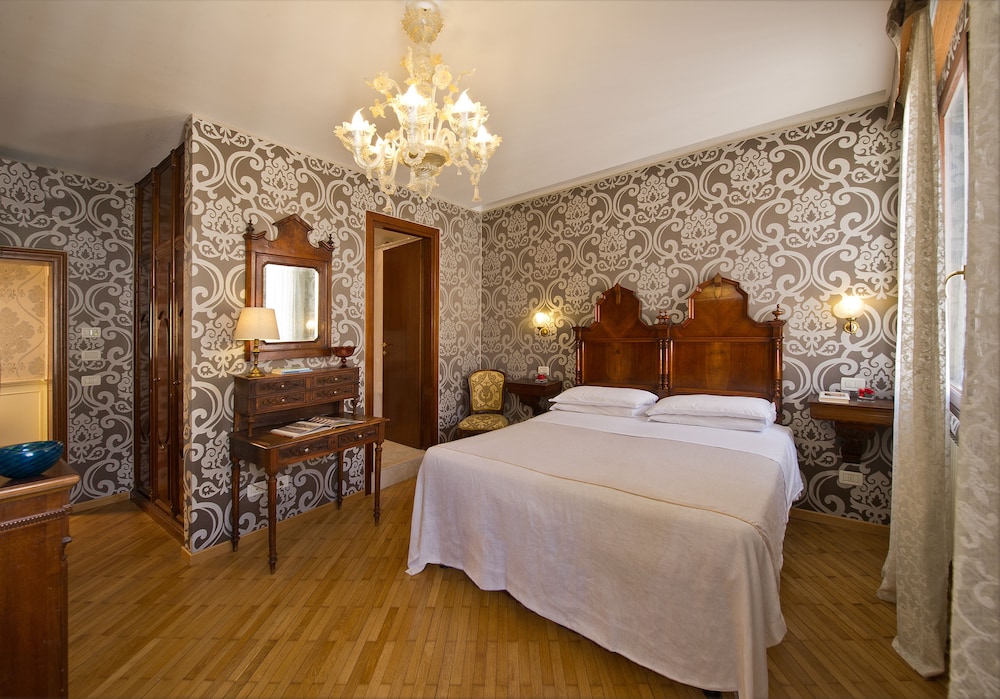 Superior Room, Canal View