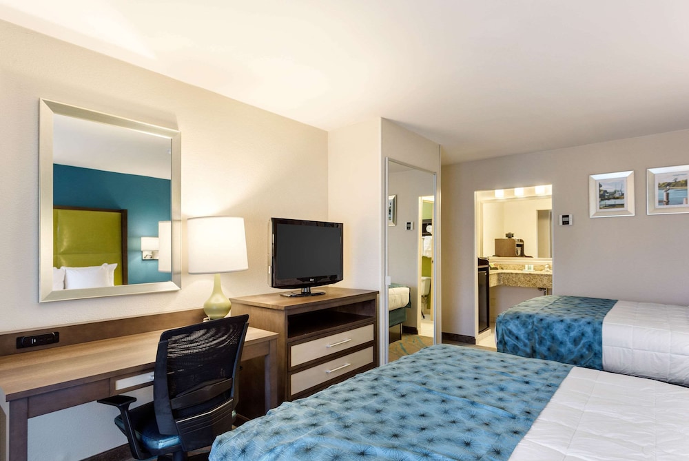 Room, 2 Queen Beds, Smoking (Pet Friendly) - Photo 3