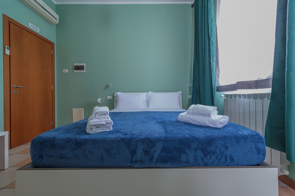 Classic Double Room, Non Smoking, Private Bathroom photo 3