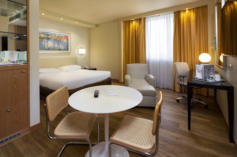 Suite, 1 King Bed (Living Area) - Photo 4