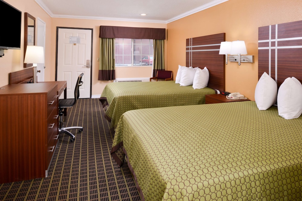 Room, 2 Queen Beds, Smoking - Photo 1