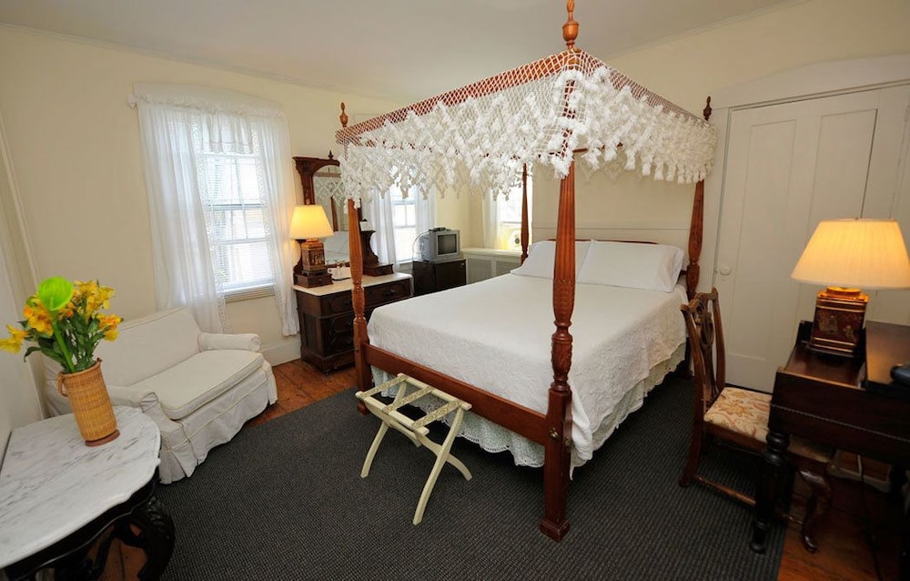 Room, 1 Queen Bed, Shared Bathroom photo 1